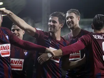 Los jugadores del Eibar celebrando uno de los goles Los jugadores del Eibar celebrando uno de los goles
