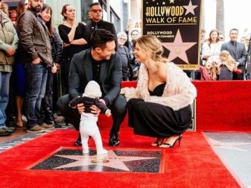 Adam Levine con su mujer, Behati Prinsloo y su hija Adam Levine con su mujer, Behati Prinsloo y su hija
