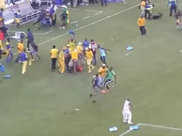 Hinchas del Orlando Pirates apalizan a sus jugadores Hinchas del Orlando Pirates apalizan a sus jugadores