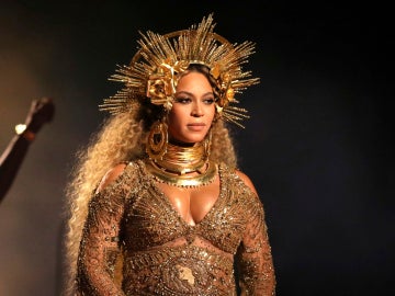 Actuación embarazada de Beyoncé en los Premios Grammy 2017