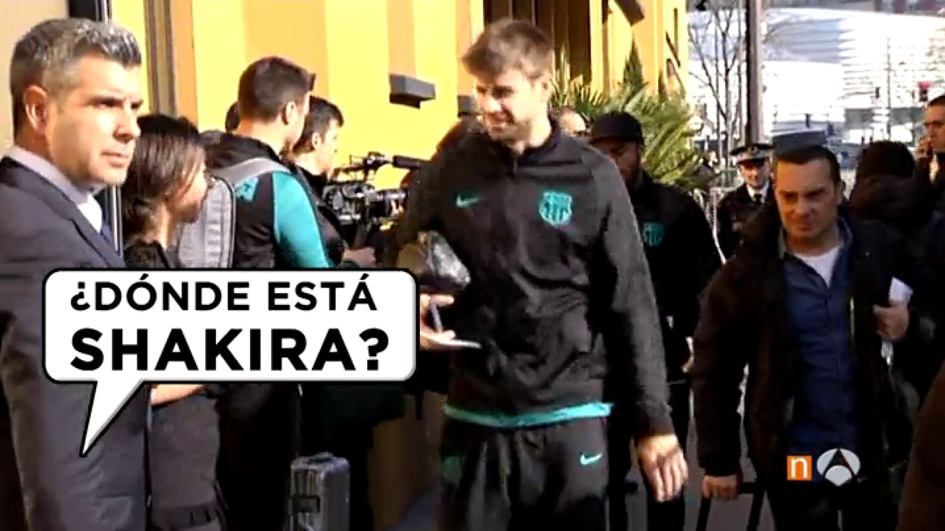 Frame 1.495555 de: Locura en el recibimiento del Barcelona a su llegada al hotel de concentraci&oacute;n de Par&iacute;s