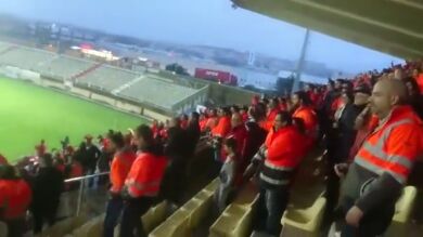 Las protestas de los estibadores llegan hasta el campo de fútbol en Algeciras