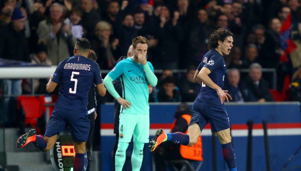 Los jugadores del PSG celebrando un gol ante la mirada de Rakitic