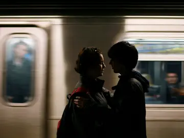 Una pareja en el Metro de Nueva York Una pareja en el Metro de Nueva York
