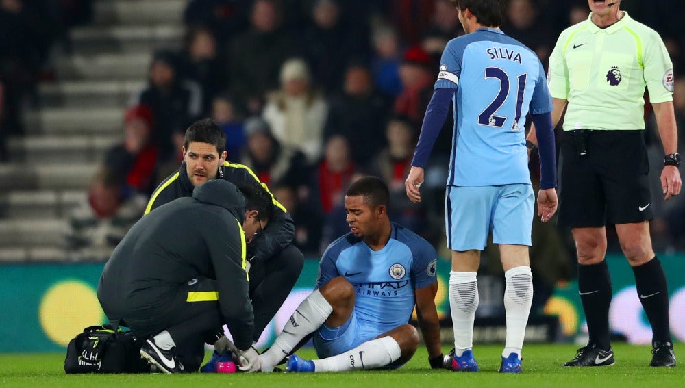 Gabriel Jesus es atenido tras caer lesionado ante el Bournemouth
