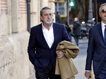 Correa (izquierda) a su llegada al Tribunal Superior de Justicia valenciano