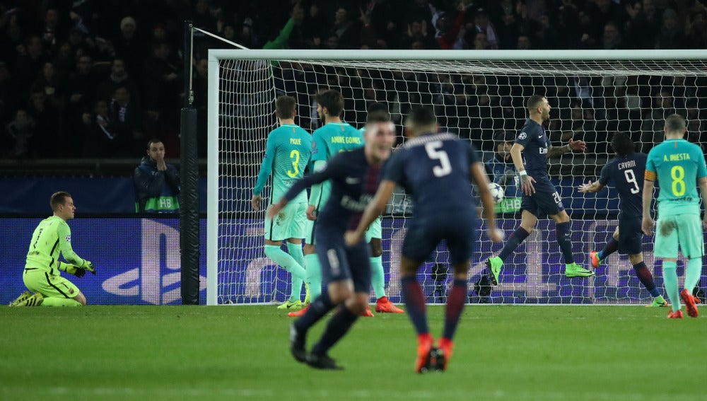 Los jugadores del PSG celebran un gol ante el Barcelona