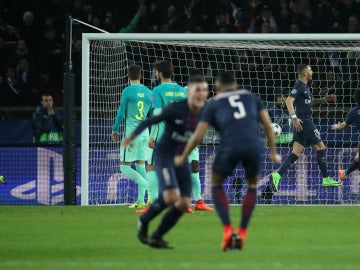 Los jugadores del PSG celebran un gol ante el Barcelona