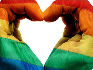 Imagen de archivo de unas manos con la bandera LGTBI