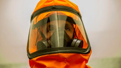 Álex consigue muestras de BN23 con las que experimentar