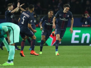 Los jugadores del PSG celebrando un gol con Neymar cabizbajo