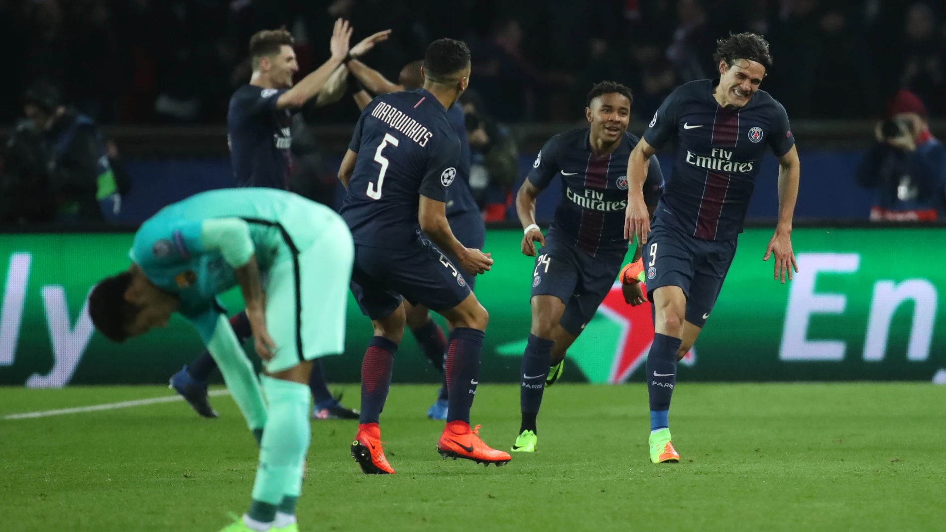 Los jugadores del PSG celebrando un gol con Neymar cabizbajo