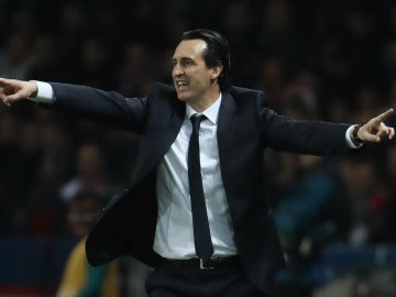 Emery dando órdenes durante el partido