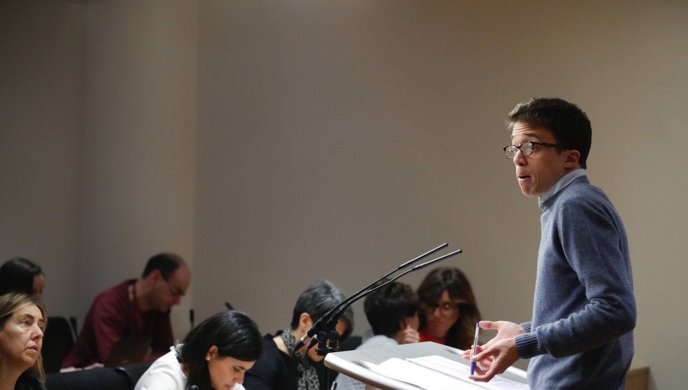 El portavoz de Podemos, Íñigo Errejón, durante la rueda de prensa