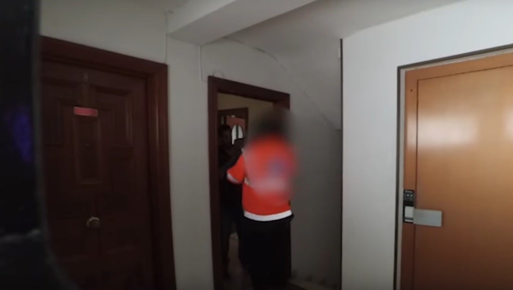 Momento en el que el 'youtuber' expone al repartidor al gas pimienta