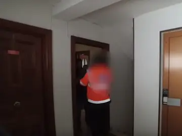 Momento en el que el 'youtuber' expone al repartidor al gas pimienta Momento en el que el 'youtuber' expone al repartidor al gas pimienta