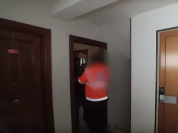 Momento en el que el 'youtuber' expone al repartidor al gas pimienta Momento en el que el 'youtuber' expone al repartidor al gas pimienta