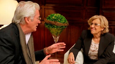 Carmena le pide a Richard Gere que le transmita al Dalai Lama la invitación para asistir al Foro sobre las Violencias