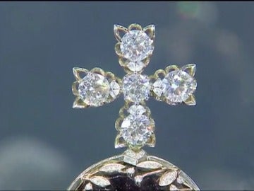 Frame 2.51259 de: Se puede ver la réplica de la Gran Corona Imperial rusa con más de once mil diamantes