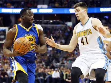 Juancho Hernangómez defiende a Draymond Green Juancho Hernangómez defiende a Draymond Green