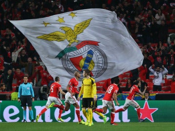 Los jugadores del Benfica celebran el gol de Mitroglou contra el Dortmund