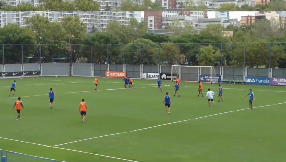 Los jugadores del Boca Juniors peleándose en el entrenamiento