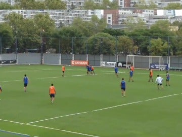 Los jugadores del Boca Juniors peleándose en el entrenamiento