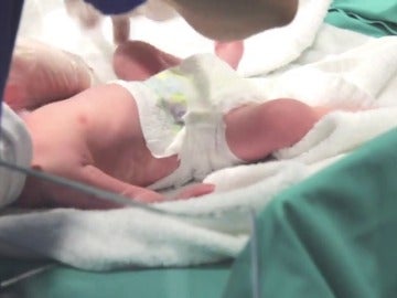 Frame 6.840589 de: Una mujer de 64 años da a luz a gemelos en Burgos tras someterse a una fecundación 'in vitro'