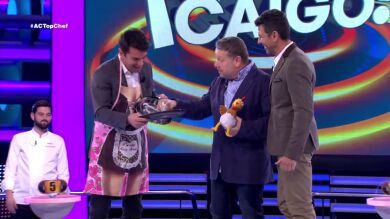 Alberto Chicote 'castiga' a Arturo Valls por cocinar la merienda más cutre de la historia