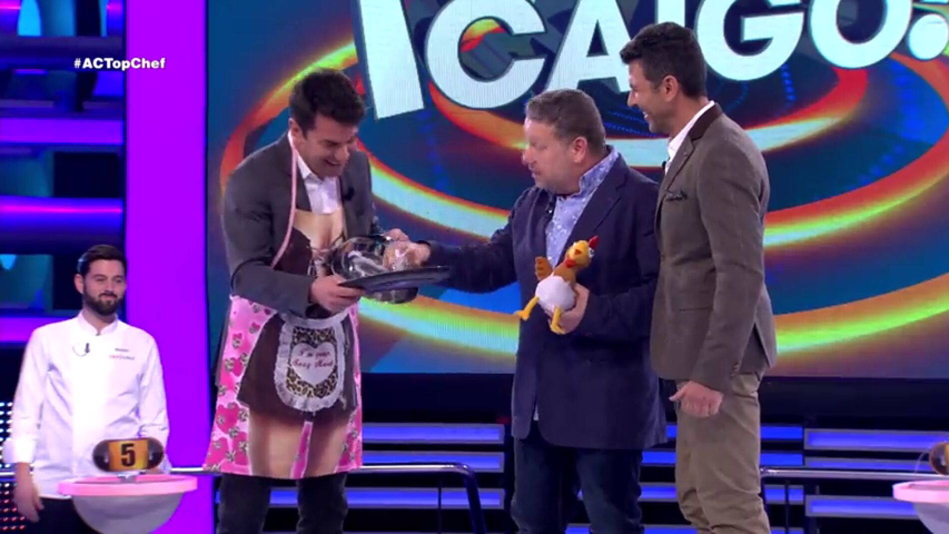 Frame 86.644444 de: Alberto Chicote 'castiga' a Arturo Valls por cocinar la merienda m&aacute;s cutre de la historia