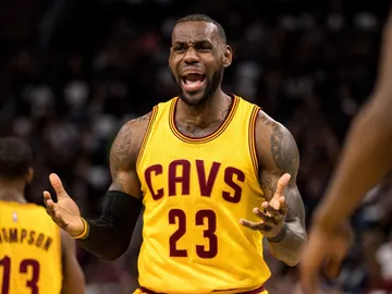 LeBron James protesta una acción en el partido de los Cavaliers LeBron James protesta una acción en el partido de los Cavaliers