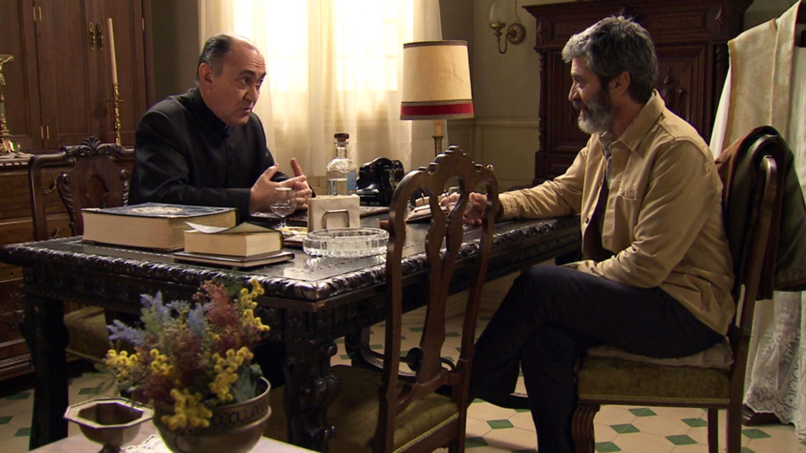 Argimiro pone freno a los sentimientos de Esteban hacia Rosalía