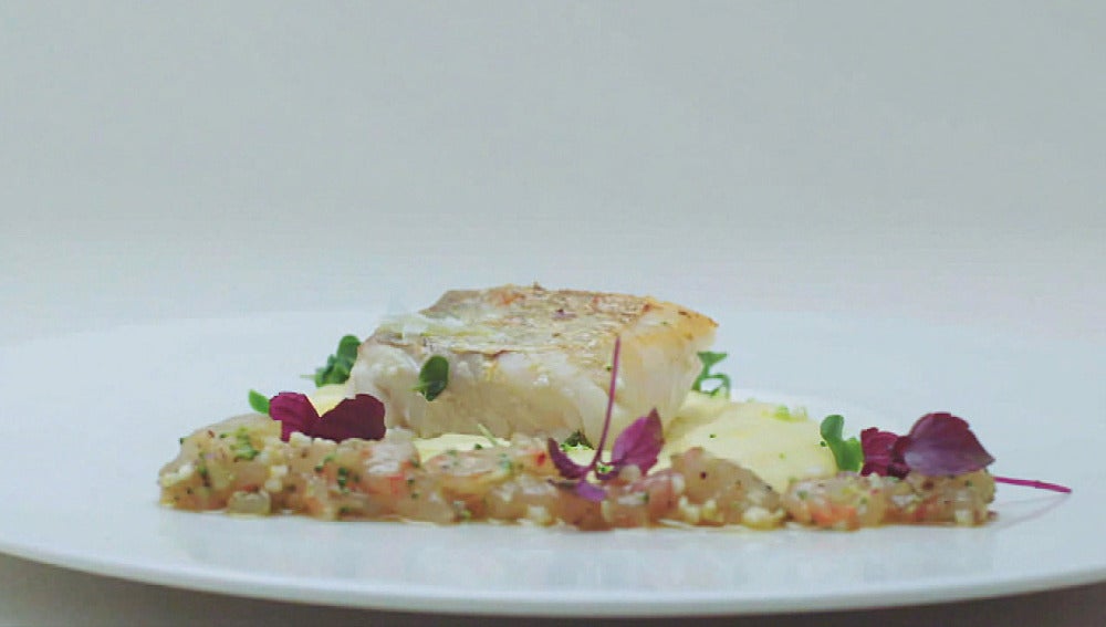 Merluza con curry thai de coliflor y tarta de gamba roja con tika massala