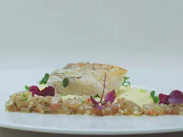 Merluza con curry thai de coliflor y tarta de gamba roja con tika massala Merluza con curry thai de coliflor y tarta de gamba roja con tika massala