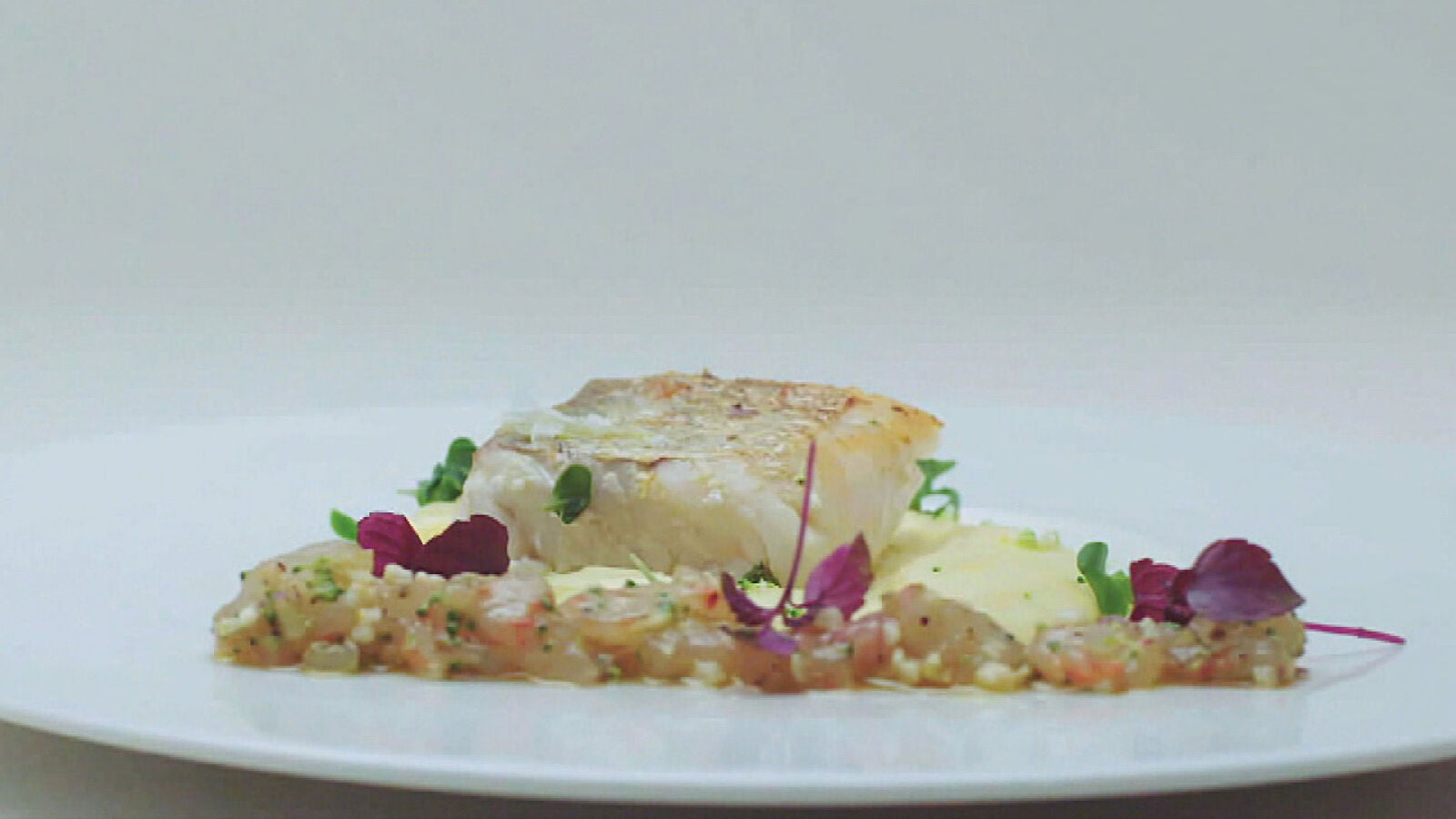 Merluza con curry thai de coliflor y tarta de gamba roja con tika massala