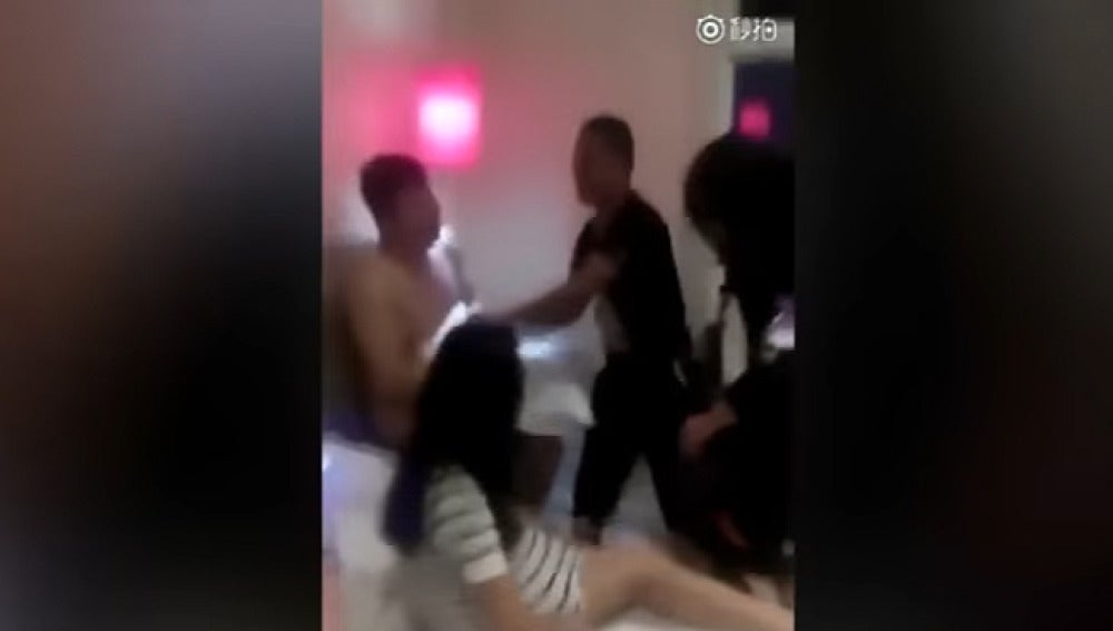Momento durante la agresión