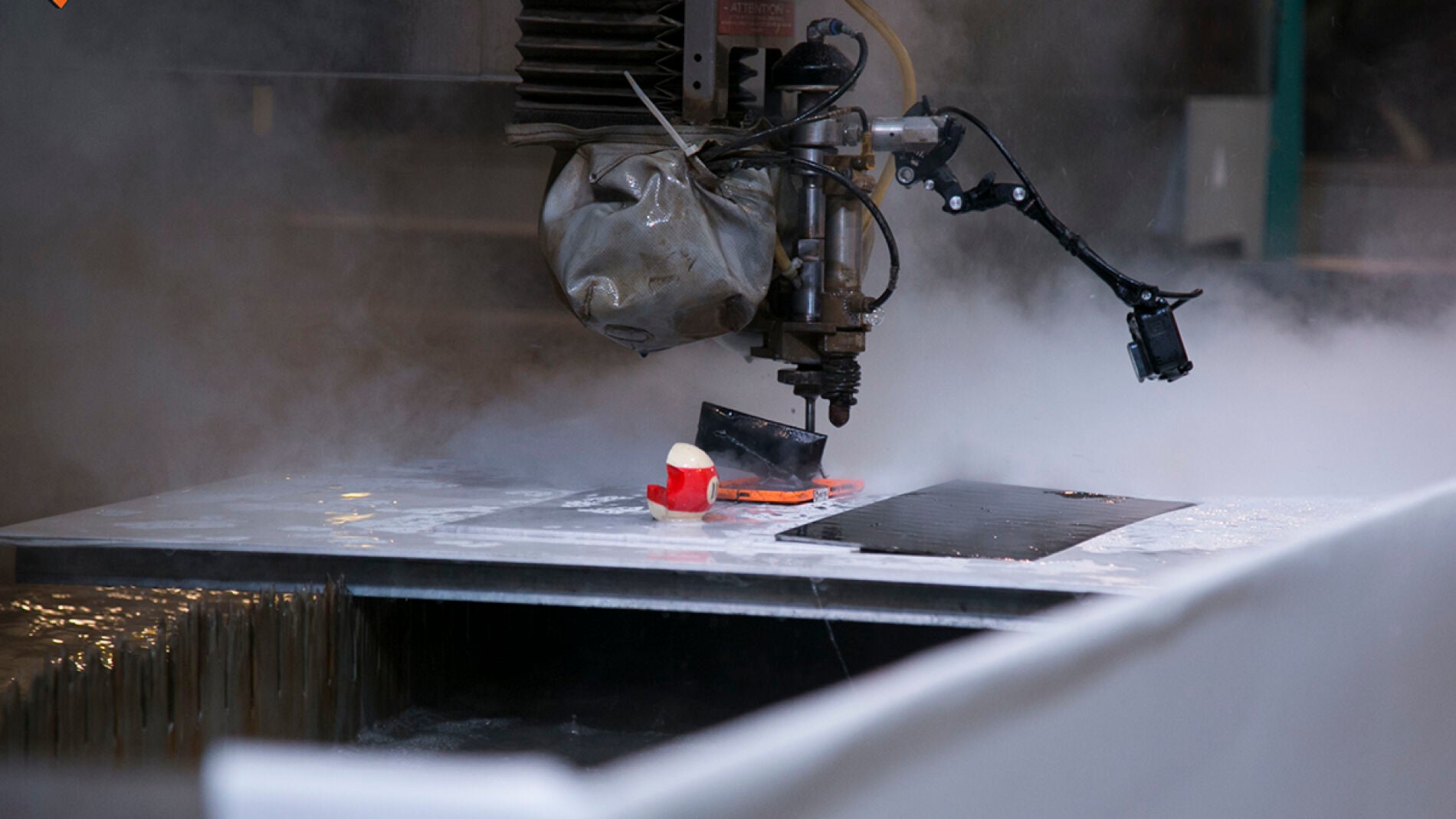 La primera m&aacute;quina capaz de cortar una bola de billar utilizando un chorro de agua