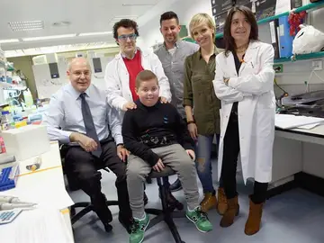 Los doctores junto a Sergi y sus padres Los doctores junto a Sergi y sus padres