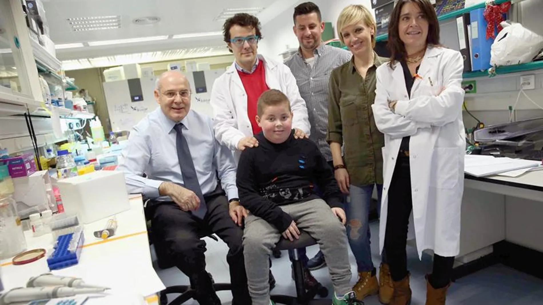 Los doctores junto a Sergi y sus padres Los doctores junto a Sergi y sus padres