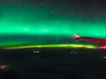 Aurora boreal desde un avión Aurora boreal desde un avión