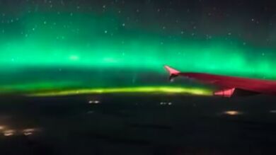 Un fotógrafo captura una aurora boreal desde un avión