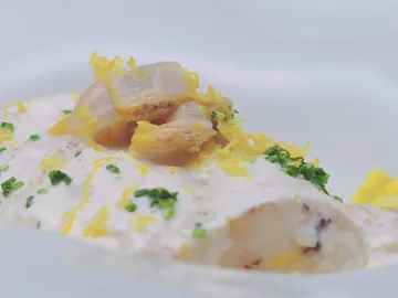 Lomo de merluza con salsa de queso fresco, berberechos y pomelos Lomo de merluza con salsa de queso fresco, berberechos y pomelos