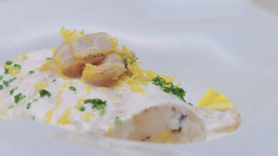 Lomo de merluza con salsa de queso fresco, berberechos y pomelos