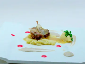 Codorniz en escabeche de curry, puré de patata cítrico y paté de sus interiores Codorniz en escabeche de curry, puré de patata cítrico y paté de sus interiores