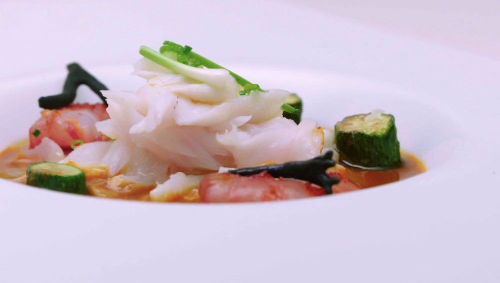 Merluza a baja temperatura con crema de tamarindo y suquet
