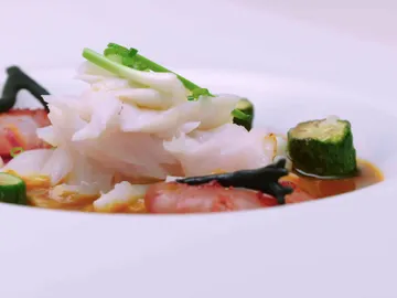 Merluza a baja temperatura con crema de tamarindo y suquet Merluza a baja temperatura con crema de tamarindo y suquet