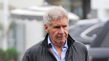 Harrison Ford paseando por Beverly Hills