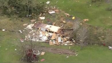 Varios tornados deja destrozos y deja a veinte mil personas sin luz
