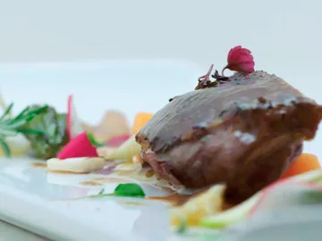 Pechuga de azulón con su jugo escabechado, praliné salado de pistachos, verduritas y encurtidos Pechuga de azulón con su jugo escabechado, praliné salado de pistachos, verduritas y encurtidos