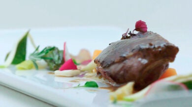 Pechuga de azulón con su jugo escabechado, praliné salado de pistachos, verduritas y encurtidos